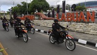 Personel korps Brimob Polri melintas di sekitar Bandara Komodo, Manggarai Barat, NTT, Kamis (4/5/2023). Sedikitnya 2.627 personel Polri diterjunkan untuk mangamankan pegelaran KTT ASEAN ke-42 di Labuan Bajo.