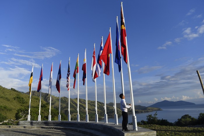 Pekerja memasang bendera negara anggota ASEAN di kawasan Mice, Desa Golo Mori, Labuan Bajo, NTT, Kamis (4/5/2023). Sejumlah persiapan seperti penyediaan infrastruktur telekomunikasi, transportasi dan penataan taman serta infrastruktur lainnya itu bertujuan menyambut pagelaran KTT ASEAN di Labuan Bajo.  ANTARA FOTO/Zabur Karuru/rwa.