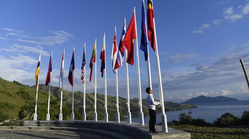 Pekerja memasang bendera negara anggota ASEAN di kawasan Mice, Desa Golo Mori, Labuan Bajo, NTT, Kamis (4/5/2023). Sejumlah persiapan seperti penyediaan infrastruktur telekomunikasi, transportasi dan penataan taman serta infrastruktur lainnya itu bertujuan menyambut pagelaran KTT ASEAN di Labuan Bajo.  ANTARA FOTO/Zabur Karuru/rwa.