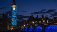 Menara Big Ben diterangi dengan lampu warna-warni berhias bunga nasional Inggris.  