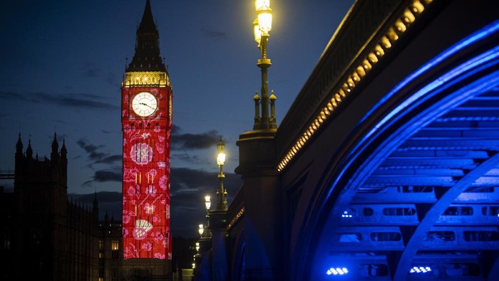 Menara Big Ben London Menyala Jelang Penobatan Raja Charles III LONDON, ENGLAND - MAY 04: The Elizabeth Tower, commonly known as Big Ben after its great bell, is illuminated ahead the Coronation with good wishes and the national flowers of the UK on May 04, 2023 in London, England. The Coronation of King Charles III and The Queen Consort will take place on May 6, part of a three-day celebration. (Photo by Christopher Furlong/Getty Images)