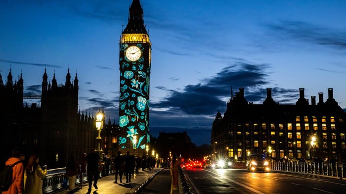 Menara Big Ben London Menyala Jelang Penobatan Raja Charles III LONDON, ENGLAND - MAY 04: The Elizabeth Tower, commonly known as Big Ben after its great bell, is illuminated ahead the Coronation with good wishes and the national flowers of the UK on May 04, 2023 in London, England. The Coronation of King Charles III and The Queen Consort will take place on May 6, part of a three-day celebration. (Photo by Christopher Furlong/Getty Images)