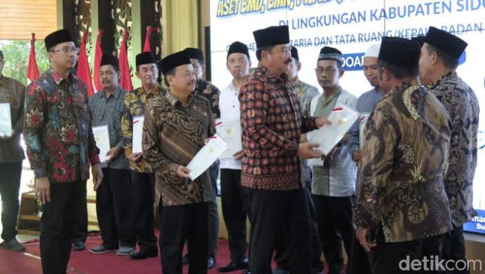 menteri atr/bpn menyerahkan sertifikat di sidoarjo
