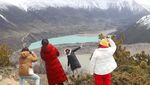 Sensasi Menyusuri Gletser di Pegunungan Tibet, Mau Coba?