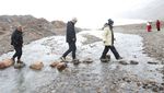 Sensasi Menyusuri Gletser di Pegunungan Tibet, Mau Coba?