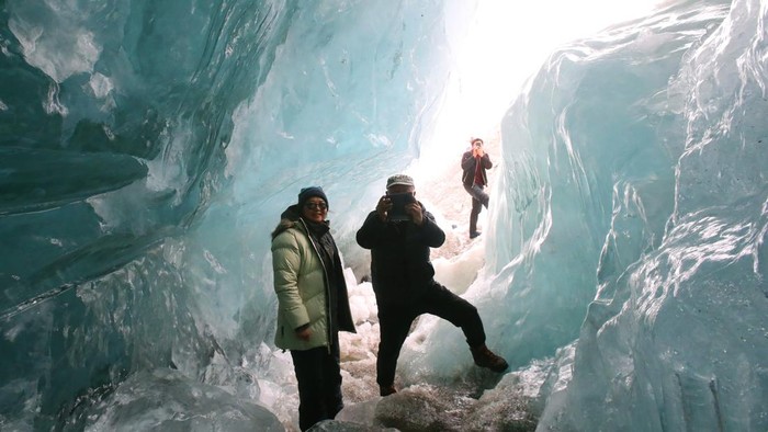 Menyusuri Gletser di Pegunungan Tibet, Mau Coba? CHANGDU, CHINA - MAY 04: Tourists visit Yalong Glacier scenic area one day after May Day holiday on May 4, 2023 in Changdu City, Tibet Autonomous Region of China. (Photo by Wang Jianzhong/VCG via Getty Images)