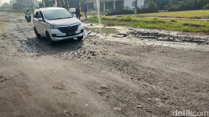 Mobil melintasi jalan rusak di Kecamatan Rumbia, Lampung Tengah. (Tommy Saputra/detikSumut)
