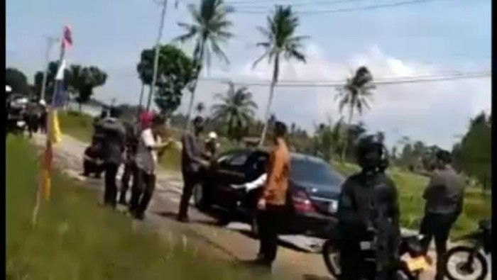 Mobil Presiden Jokowi nyangkut di jalan rusak. (Foto: Istimewa)