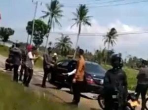 Warga Lihat Mobil Jokowi Nyangkut di Jalan Rusak Lampung, Terhenti 5 Menit