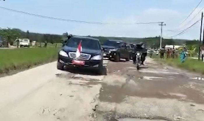Mobil RI1 Jokowi lewat jalanan rusak di Lampung.
