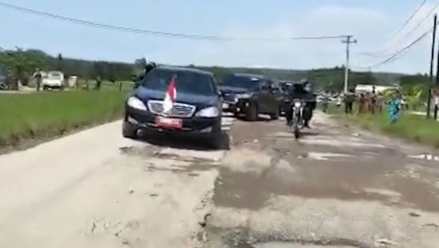 Mobil RI1 Jokowi lewat jalanan rusak di Lampung.