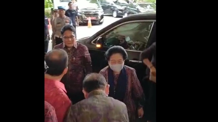 Momen Bupati Badung I Nyoman Giri Prasta mendampingi Presiden RI ke-5 Megawati Soekarnoputri saat berada di Bali.