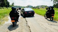 Jokowi juga memastikan jalan rusak di Lampung bakal diperbaiki secepat-cepatnya.  