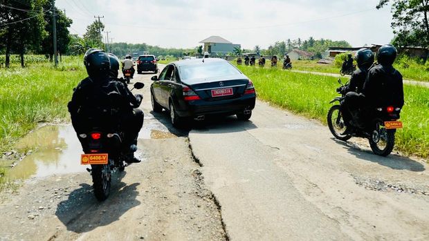 Mobil 'Indonesia 1' yang ditumpangi Presiden Joko Widodo melintasi Jalan Terusan Ryacudu yang rusak di Marga Agung, Jati Agung, Kabupaten Lampung Selatan, Lampung, Jumat (5/5/2023) pukul 10.30 WIB.
