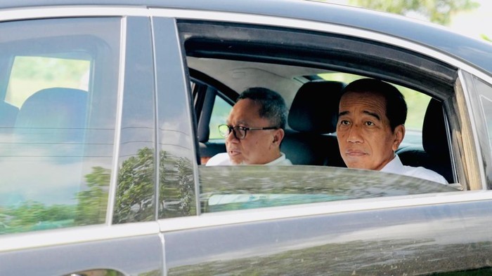 Momen Jokowi Naik Mobil 'Indonesia 1' Lintasi Jalan Rusak di Lampung Mobil 'Indonesia 1' yang ditumpangi Presiden Joko Widodo melintasi Jalan Terusan Ryacudu yang rusak di Marga Agung, Jati Agung, Kabupaten Lampung Selatan, Lampung, Jumat (5/5/2023) pukul 10.30 WIB.