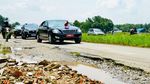 Ketika Mobil Kepresidenan Dipaksa Gasruk di Jalanan Rusak Lampung