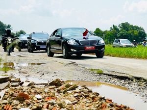 2 Ekspresi Jokowi saat Cek Jalan Rusak di Lampung