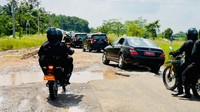 Mobil sedan yang ditumpangi Jokowi itu melintasi jalanan yang rusak dan bergelombang. Mobil terlihat belok ke kanan dan ke kiri untuk menghindari lubang-lubang di jalanan. 