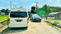 Jokowi mengatakan Kementerian PUPR akan mengambil alih perbaikan jalan yang tidak bisa diperbaiki oleh pemerintah daerah. 