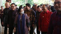 Berdasarkan pantauan, sekira pukul 11.15 Wita, Megawati yang tampak mengenakan pakaian batik ungu bercorak merah hadir di lobi The Trans Resort Bali, Kabupaten Badung, Bali.