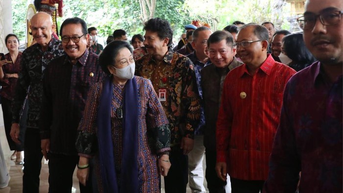Momen Megawati Hadiri Seminar Haluan Pembangunan Bali Presiden Kelima RI Megawati Soekarnoputri hadir dalam acara Seminar Haluan Pembangunan Bali Masa Depan 100 Tahun Bali Era Baru, Jumat (5/5/2023).