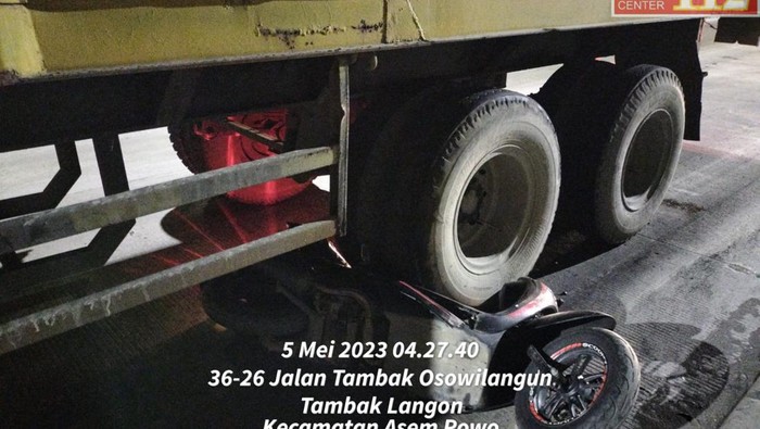 Motor 2 pemuda yang tewas usai tersenggol trailer.