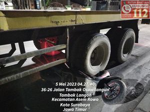 Naas, Pemotor di Surabaya Terpental hingga Tewas Usai Tersenggol Trailer