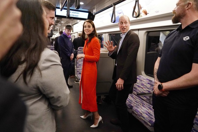 Kate Middleton tampil stylish dan elegan dengan gaun selutut yang dipadu coat dress merah. Ia melengkapi penampilannya dengan clutch dan sepatu putih. Foto: Samir Hussein/WireImage/Samir Hussein