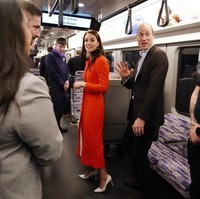 Kate Middleton tampil stylish dan elegan dengan gaun selutut yang dipadu coat dress merah. Ia melengkapi penampilannya dengan clutch dan sepatu putih. Foto: Samir Hussein/WireImage/Samir Hussein