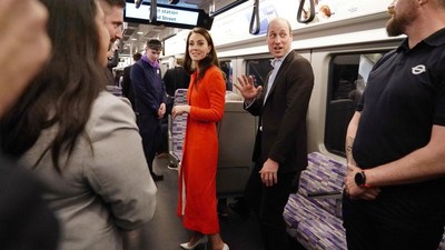 Momen Langka Pangeran William dan Kate Middleton Naik Kereta Bawah Tanah