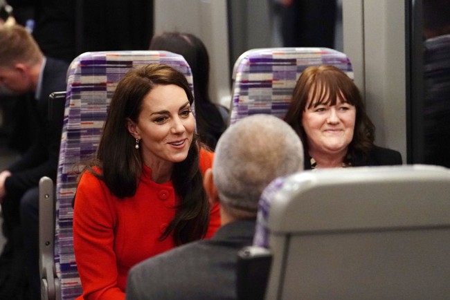 Pangeran William dan Kate Middleton tampak menikmati perjalanan di kereta. Mereka juga menyempatkan berbincang dengan salah satu penumpang. Foto: Samir Hussein/WireImage/Samir Hussein