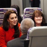 Pangeran William dan Kate Middleton tampak menikmati perjalanan di kereta. Mereka juga menyempatkan berbincang dengan salah satu penumpang. Foto: Samir Hussein/WireImage/Samir Hussein