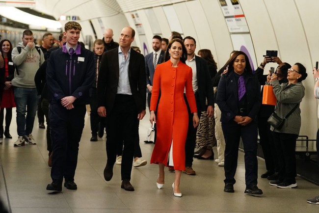 Pangeran William dan Kate Middleton menumpang London Underground, jaringan angkutan cepat listrik, di west London, pada Kamis (4/5/2023). Foto: Samir Hussein/WireImage/Samir Hussein
