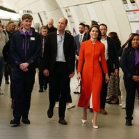Pangeran William dan Kate Middleton menumpang London Underground, jaringan angkutan cepat listrik, di west London, pada Kamis (4/5/2023). Foto: Samir Hussein/WireImage/Samir Hussein