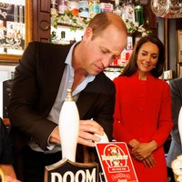 Pangeran William dan Kate Middleton ambil kesempatan untuk menyesap sedikit bir di salah satu pub klasik dan tradisional Inggris tersebut. Foto: Samir Hussein/WireImage/Samir Hussein