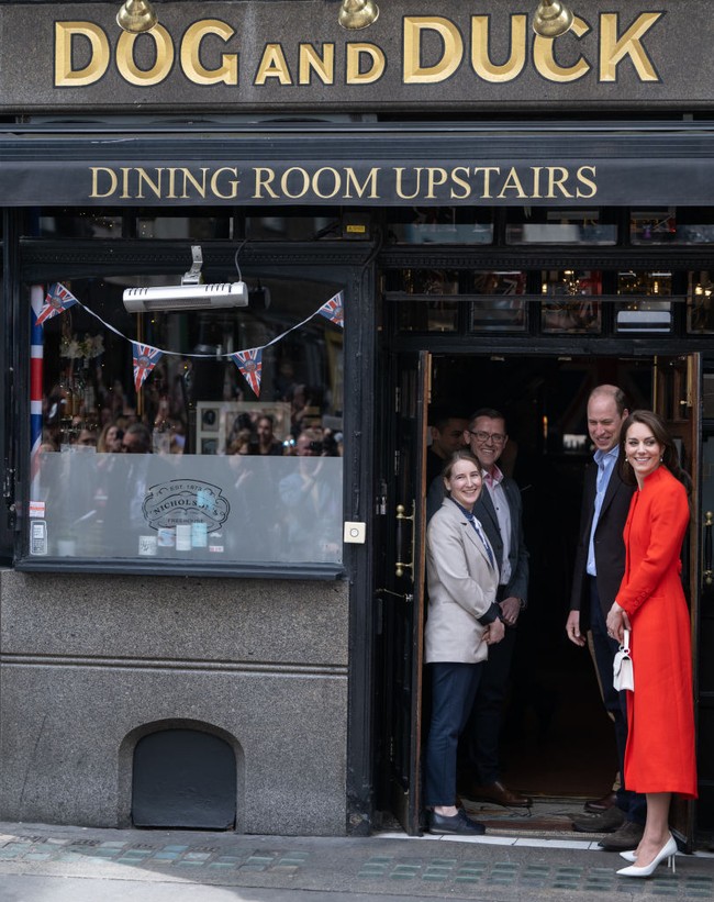 Prince dan Princess of Wales naik kereta bawah tanah di Jalur Utama Acton di London barat. Mereka melakukan perjalanan dengan tiga pemberhentian di jalur Elizabeth Line ke Tottenham Court Road, di mana mereka turun untuk menuju ke pub Dog & Duck di Soho. Foto: Samir Hussein/WireImage/Samir Hussein