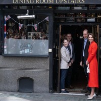 Prince dan Princess of Wales naik kereta bawah tanah di Jalur Utama Acton di London barat. Mereka melakukan perjalanan dengan tiga pemberhentian di jalur Elizabeth Line ke Tottenham Court Road, di mana mereka turun untuk menuju ke pub Dog & Duck di Soho. Foto: Samir Hussein/WireImage/Samir Hussein