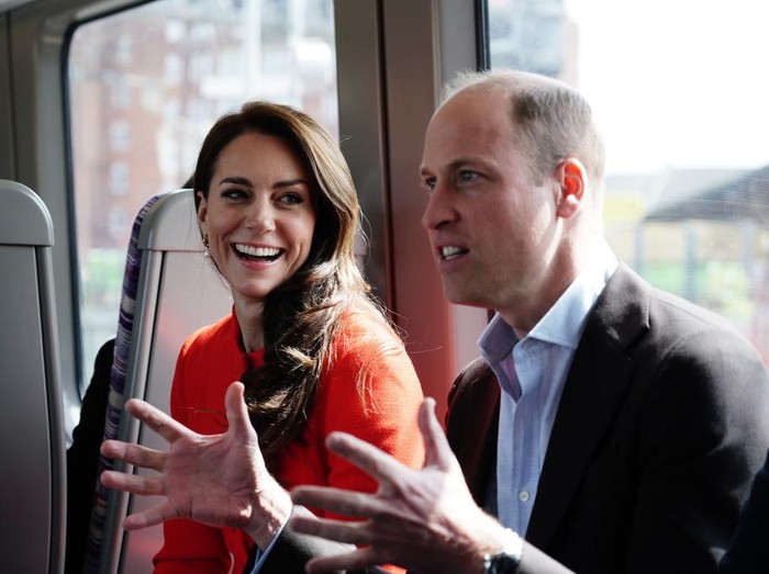 LONDON, ENGLAND - MAY 04: Prince William, Prince of Wales and Catherine, Princess of Wales travel on London Undergrounds Elizabeth Line in central London, on their way to visit the Dog & Duck pub in Soho to hear how its preparing for the coronation of King Charles III and the Queen Consort, on May 4, 2023 in London, England. (Photo by Jordan Pettitt - WPA Pool/Getty Images)