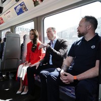 Pangeran William memilih tampilan semi-formal dengan setelan jas hitam dan kemeja putih. Foto: Samir Hussein/WireImage/Samir Hussein