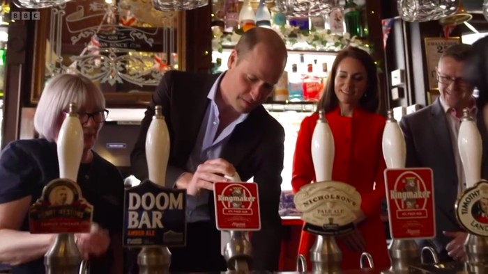 Pangeran William jadi bartender di pub