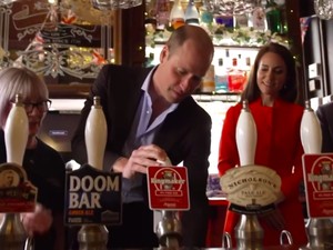 Gaya Pangeran William Jajal Jadi Bartender di Pub