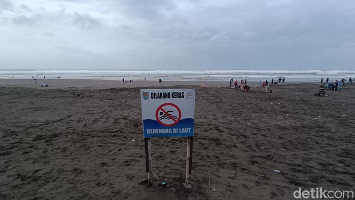 Papan peringatan larangan berenang terpasang di Pantai Widarapayung, Kabupaten Cilacap. Foto diunggah Jumat (5/5/2023).