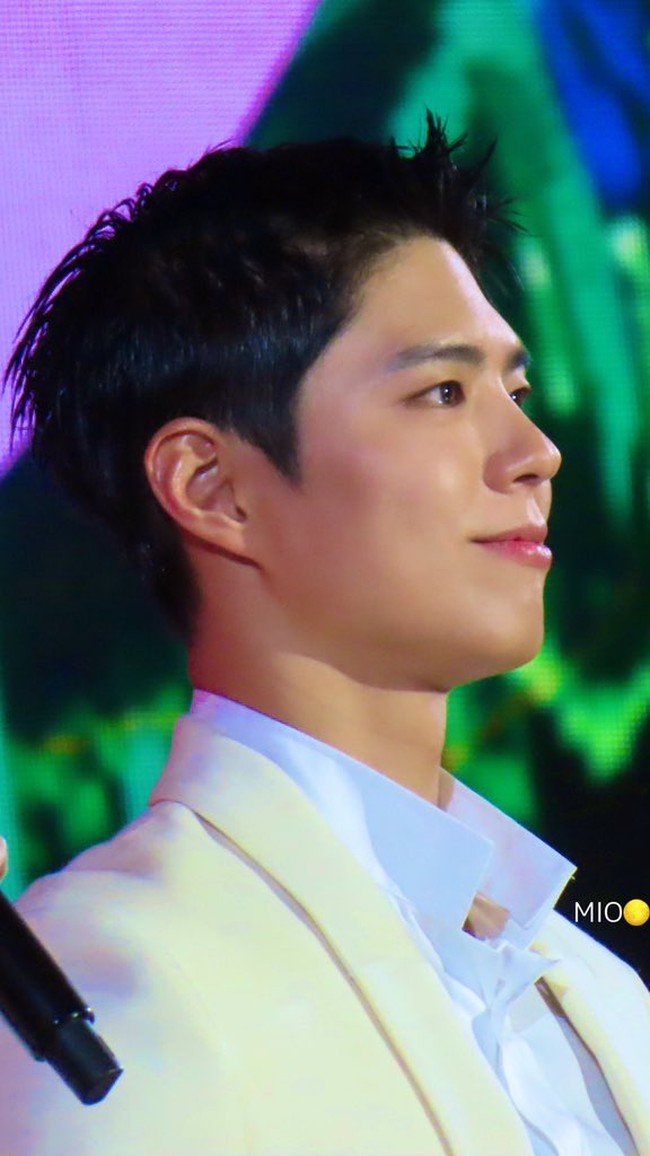Aktor Korea Park Bo Gum dianggap memiliki penampilan yang lebih feminin dan digilai banyak wanita. Menurut ahli bedah plastik Korea, Oh Jae Hyun, banyak pria yang datang kepadanya untuk meniru struktur kelopak mata gandanya dan ujung hidungnya yang terlihat sedikit terangkat. Foto: dok. Twitter @m71541401