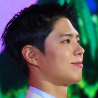 Aktor Korea Park Bo Gum dianggap memiliki penampilan yang lebih feminin dan digilai banyak wanita. Menurut ahli bedah plastik Korea, Oh Jae Hyun, banyak pria yang datang kepadanya untuk meniru struktur kelopak mata gandanya dan ujung hidungnya yang terlihat sedikit terangkat. Foto: dok. Twitter @m71541401