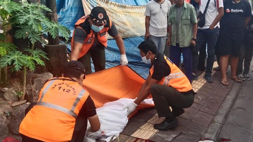 Polisi mengejar pengemudi mobil yang menyerempet pedagang perempuan hingga tewas di Jalan Setiabudi, Kota Denpasar, Kamis (4/5/2023).