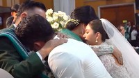Kedua mempelai saat sungkem dengan orang tua. (Foto: YouTube Jessica Mila)