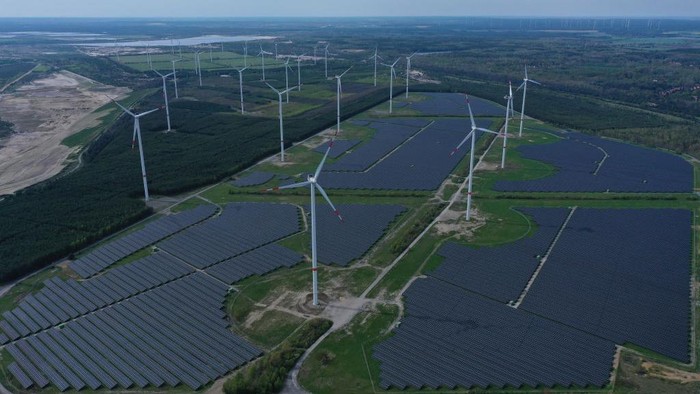 Pemerintah Jerman Manfaatkan Turbin Angin Jadi Produksi Energi Terbarukan Pemerintah Jerman mengupayakan ekspansi cepat produksi energi terbarukan dengan turbin angin dan fotovoltaik. Ini penampakananya.