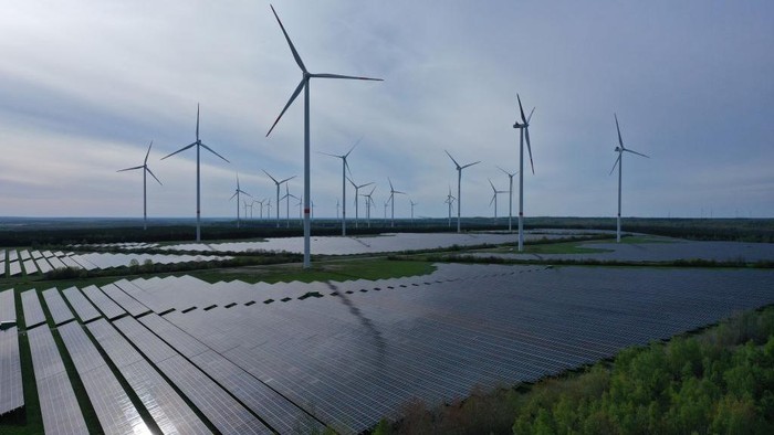 Pemerintah Jerman mengupayakan ekspansi cepat produksi energi terbarukan dengan turbin angin dan fotovoltaik. Ini penampakananya.