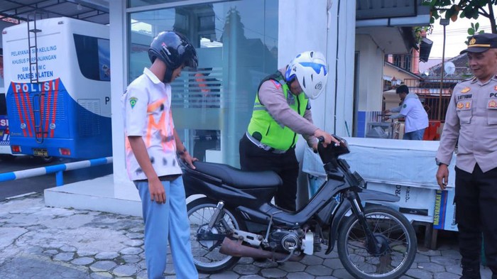 Peserta konvoi kelulusan SMA dan SMK di Klaten dirazia polisi, Jumat (5/5/2023).