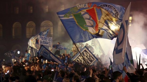 Napoli fans celebrate Thursday, May 4, 2023, in Naples, Italy, after their soccer team won the Serie A soccer title. The southern team sealed the trophy with a 1-1 draw at Udinese. (Alessandro Garofalo/LaPresse via AP)
